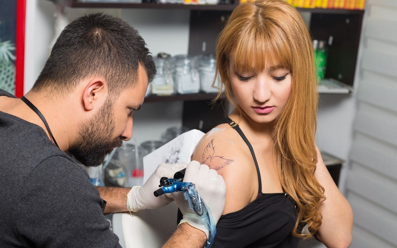 Kosmetyki do gojenia tatuażu – co stosować, by skóra się zregenerowała?