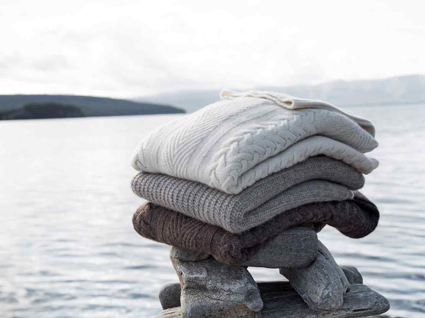 Damski-Sweter-z-Kaszmiru-Dlaczego-warto-zainwestować-w-swetry-z-tego-wyjątkowego-materiału